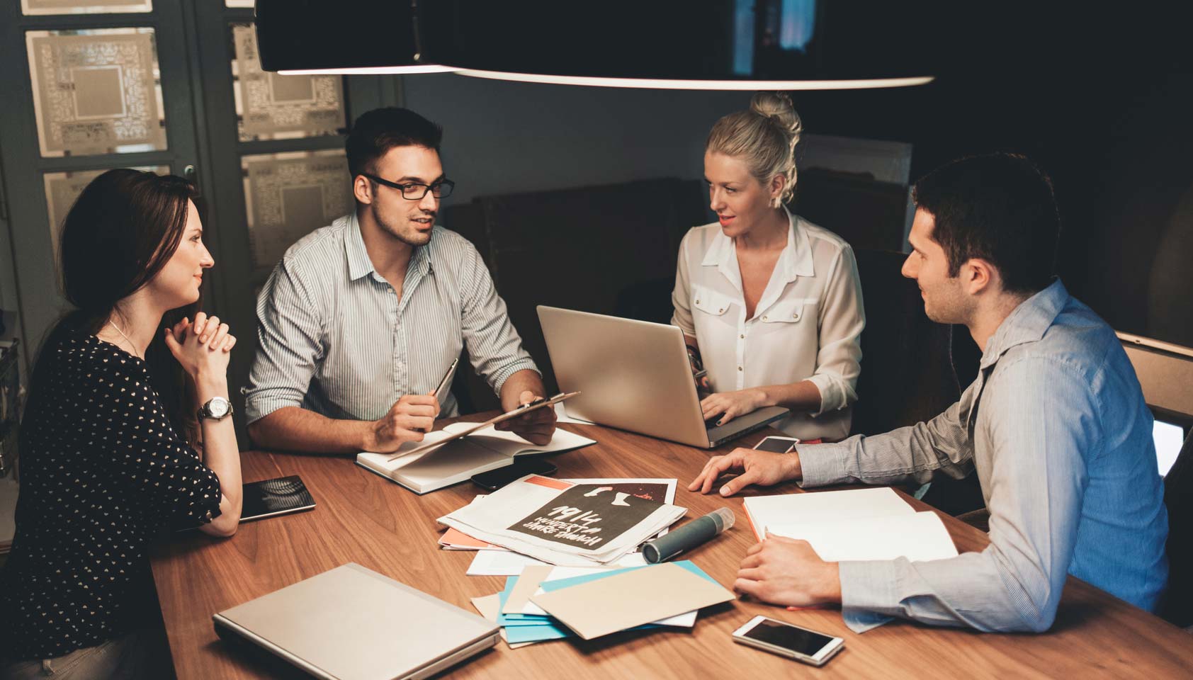 Бизнес люди. Два человека беседуют. Человек рассказывает. Lead conversation. Бизнесмены editorial.